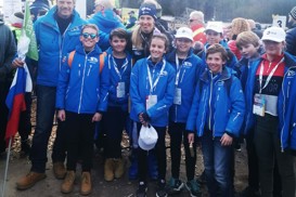 Skupina mlajših smučarjev z njhovimi skrbniki